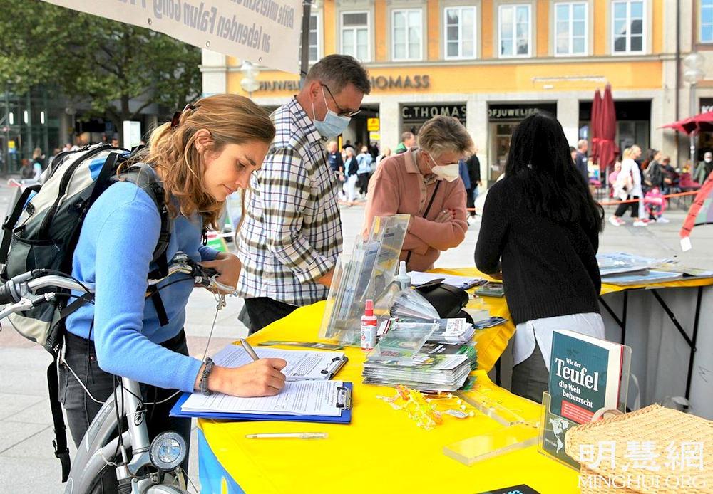Prolaznici potpisuju peticiju podrške praktikantima u otporu progonu
 
