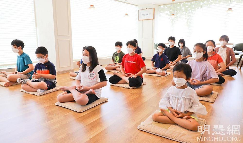 Djeca uče petu Falun Dafa vježbu, meditaciju