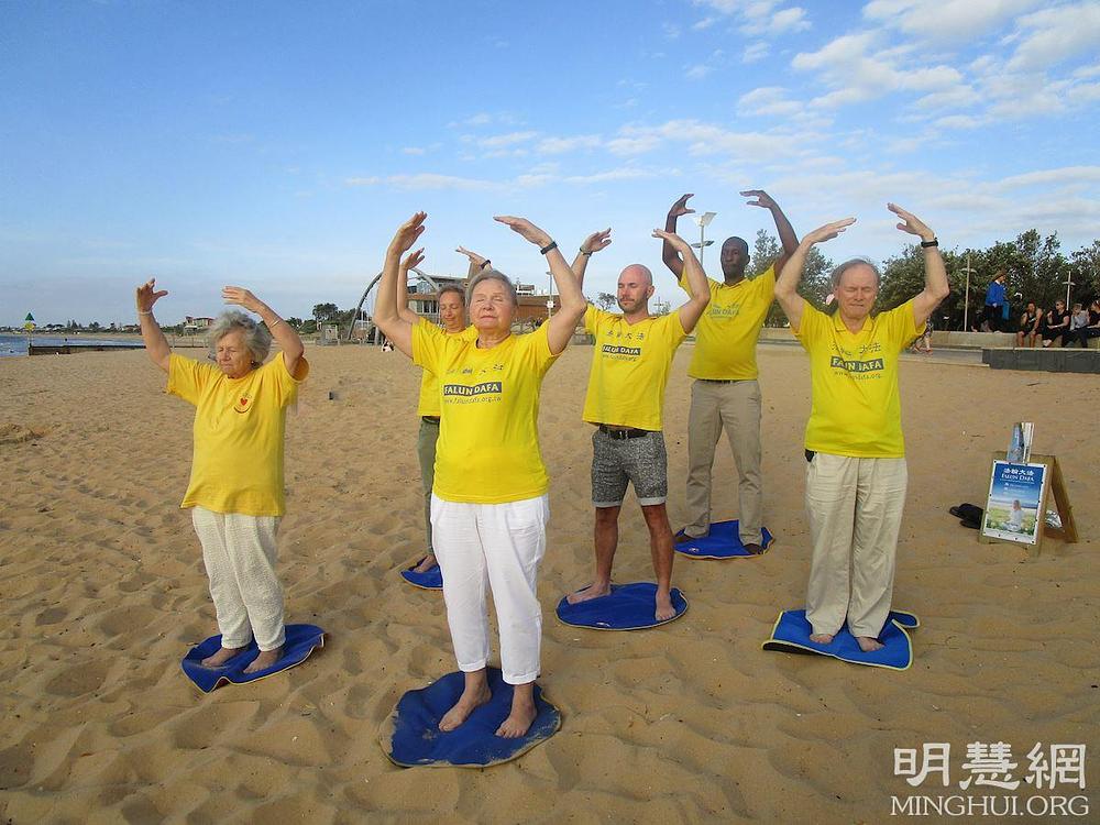  Juliana Turcu (prva levo) želi majstoru Liju srećnu kinesku Novu godinu!