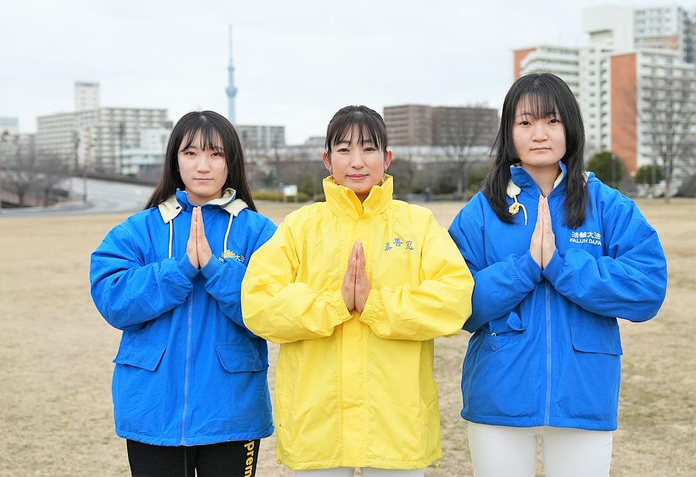 Gospođa Sun Xiaolian (u sredini) i njezine dvije kćeri šalju čestitke Učitelju Li Hongzhiju povodom kineske Nove godine.