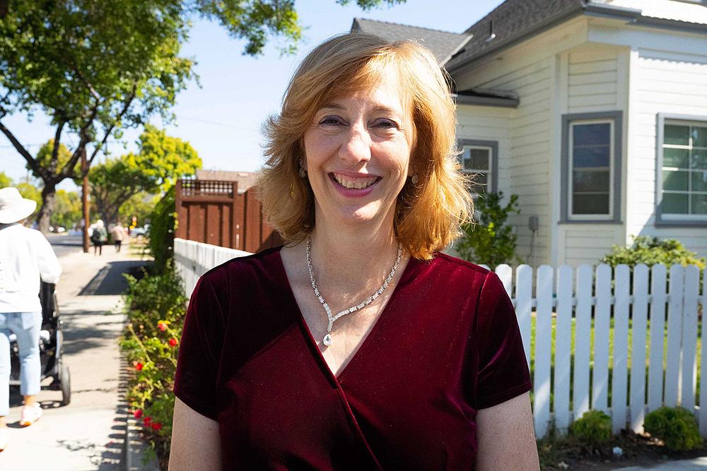 Karen Hardy, gradonačelnica Santa Clare, zahvalila je praktikantima na sudjelovanju u paradi.