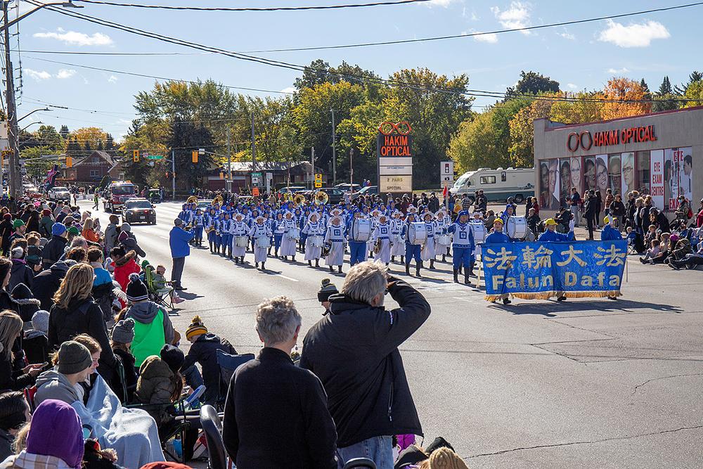 Tian Guo Marching Band nastupa na Paradi povodom Dana zahvalnosti tokom Oktoberfesta u Kičener-Vaterlou 10. oktobra 2022.