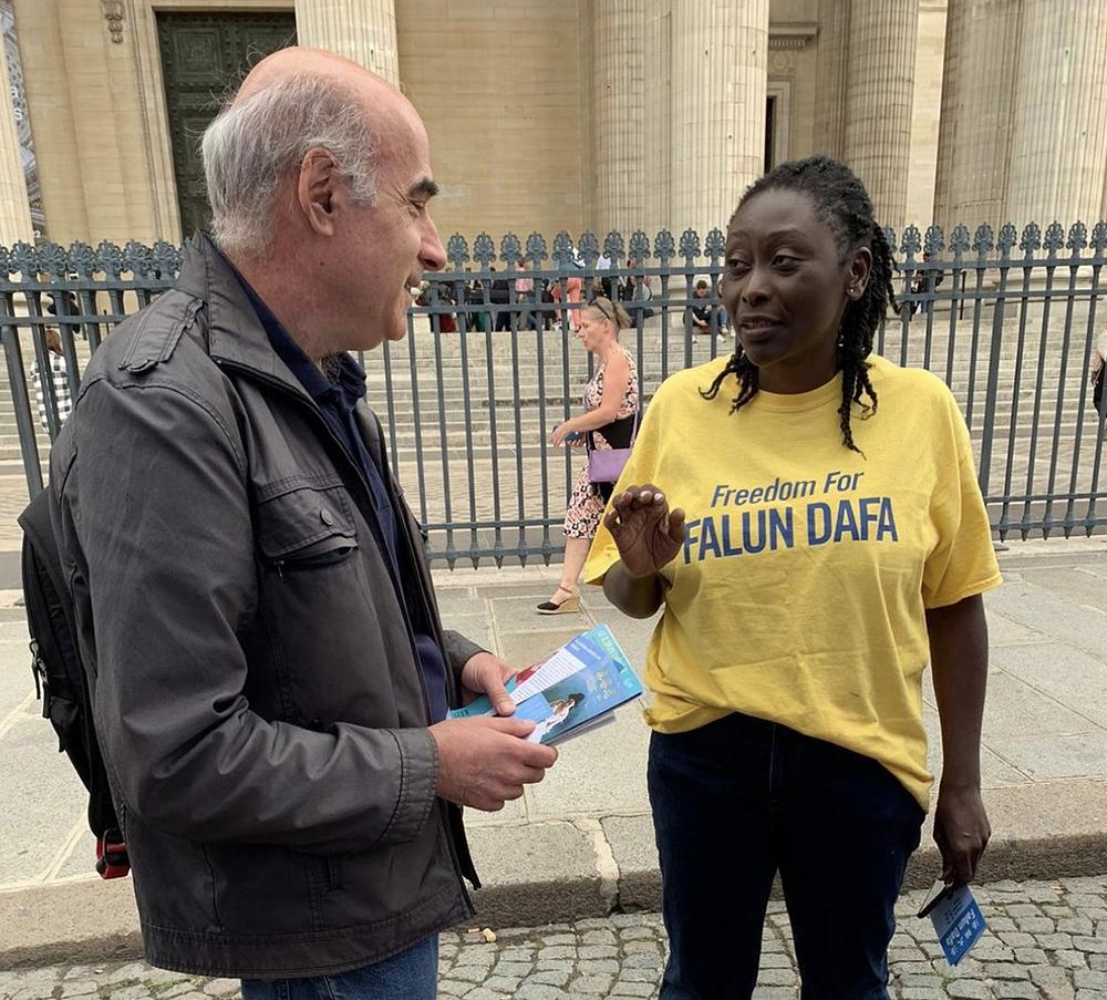 Praktikantica prolazniku predstavlja Falun Dafa.