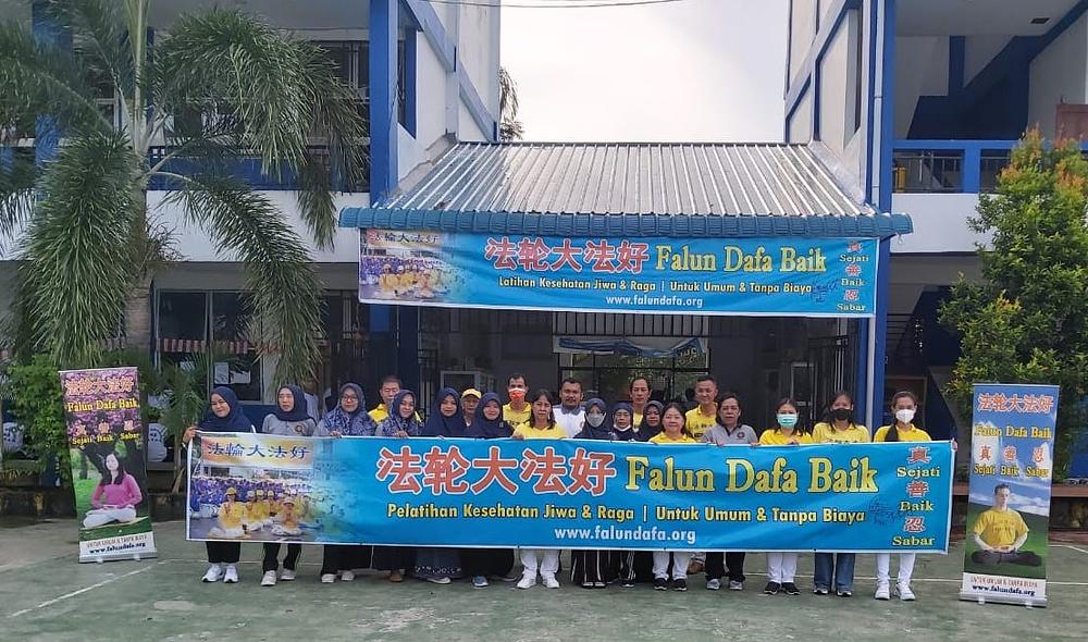 Dafa praktikanti i nastavnici u srednjoj školi SMPN 42 su napravili grupnu fotografiju na kraju uvodnih časova.