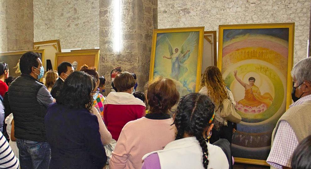 Prisutni gledaju radove na međunarodnoj izložbi Umjetnost Zhen Shan Ren (Istinitost, Dobrodušnost, Tolerancije) u Meksiku.

## San Pedro Cholula 