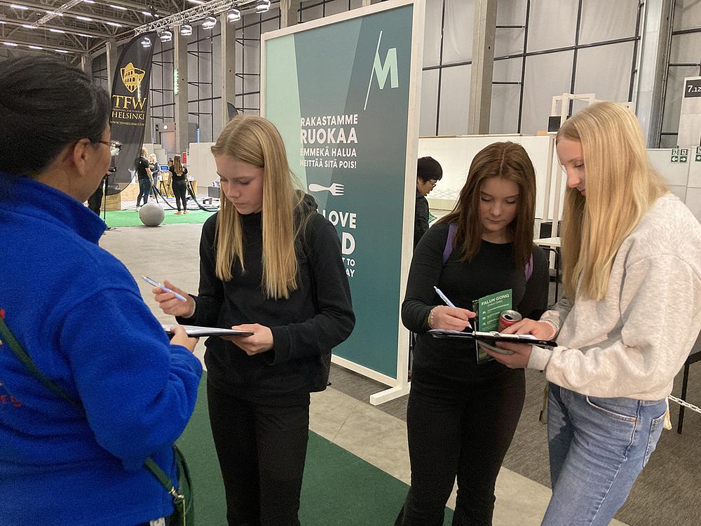 Posjetitelji uče o Falun Dafa i potpisuju peticiju za prekid progona.