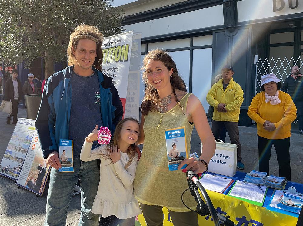 Aiden, Rebecca i njihova kćerka Holly.