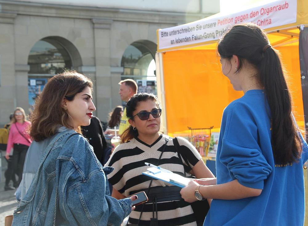 Prolaznici razgovaraju s praktikantima kako bi saznali više informacija.