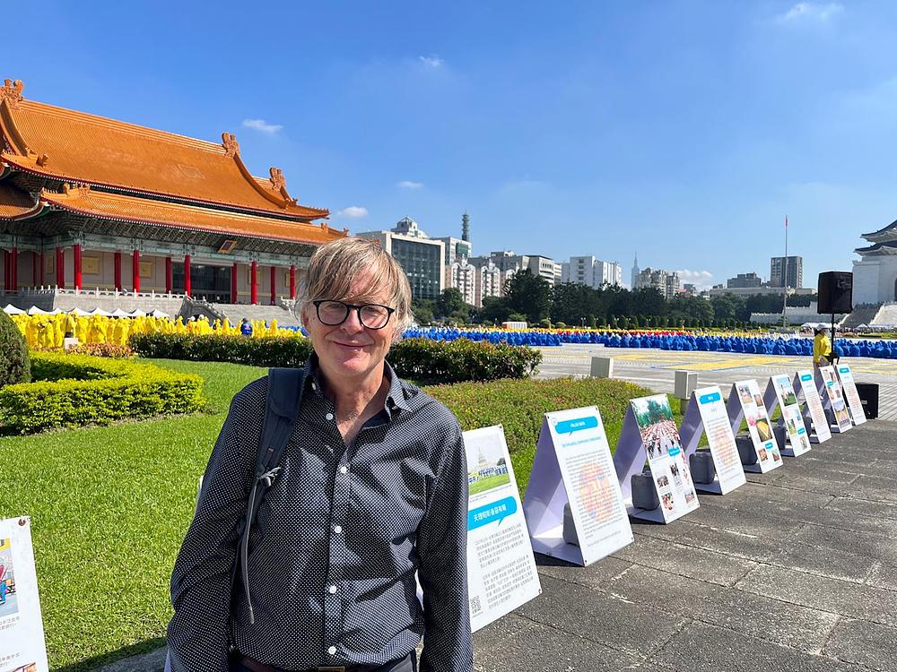 *George Albigiz Njemačke piše romane. Saznao je za Falun Dafa progon u Kini.*