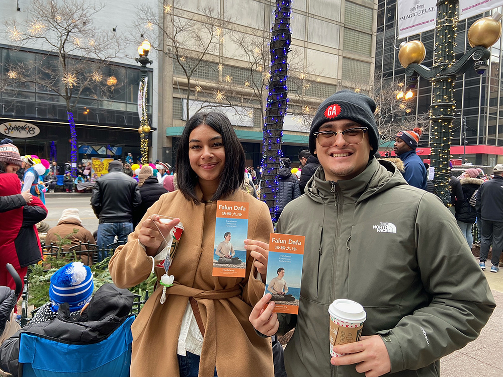 Julissi i Eriku se dopao nastup Falun Dafa praktikanata. 