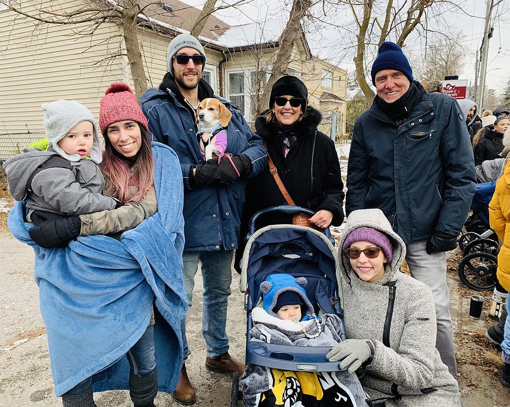 Livi (drugi red, sredina) uživala je u nastupu Tian Guo Marching Banda tijekom parade u Markhamu. 