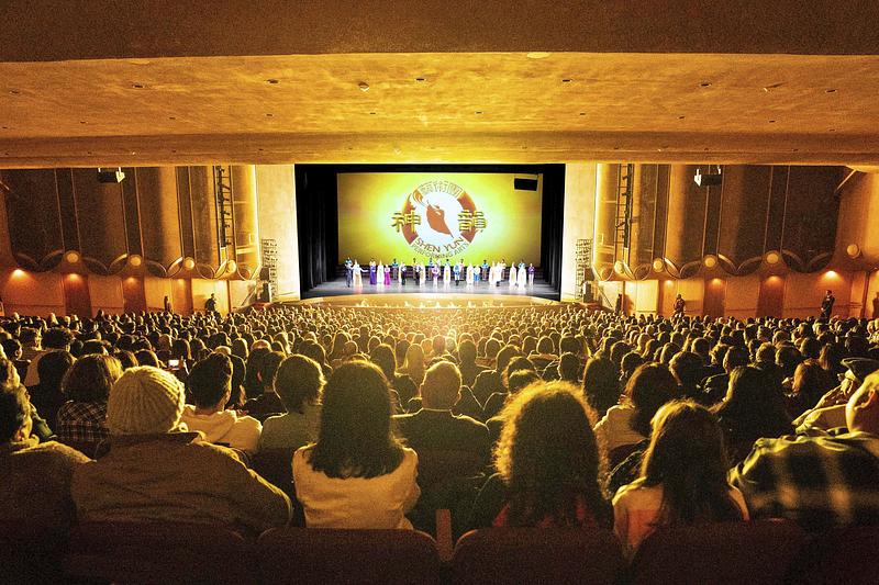 Prvi nastup Shen Yun New Era Company u Kaliforniji u Centru za scenske umjetnosti u San Joseu 26. decembra. (Minghui.org)