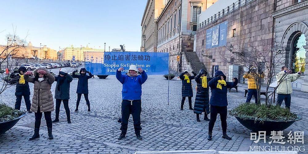 Praktikanti dolaze na ovaj javni trg pred zgradom parlamenta svakog petka i subote popodne.