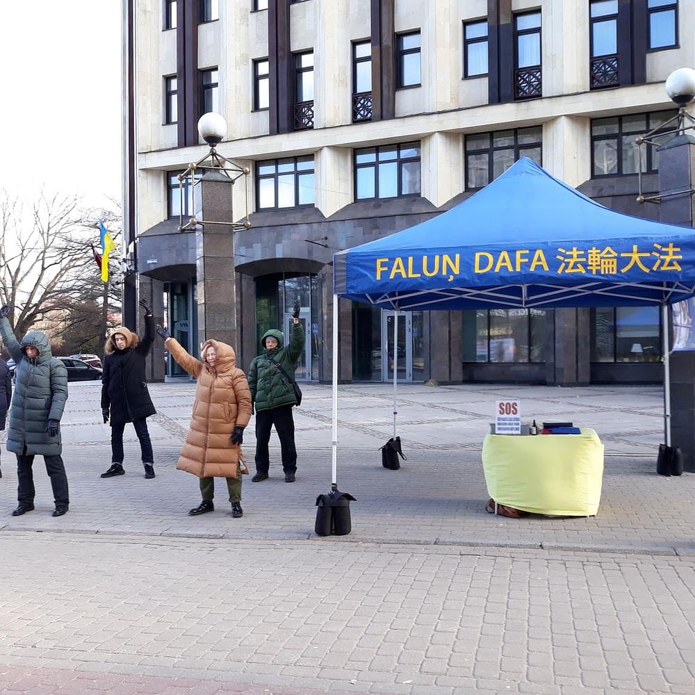 Praktikanti pokazuju vježbe u starom dijelu grada Rige.