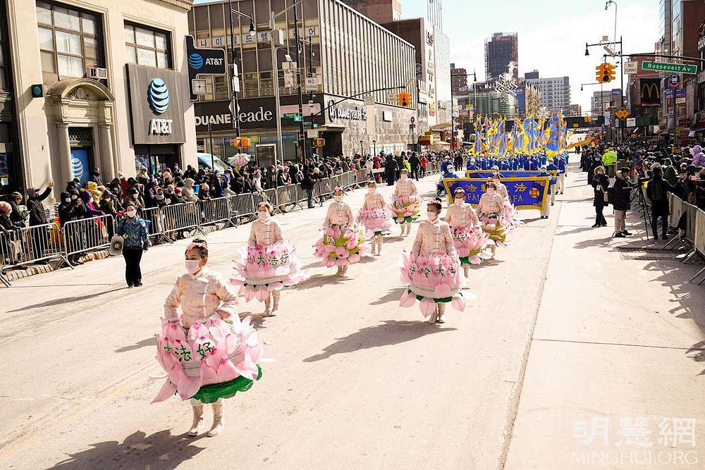 Plesna skupina Lotos. Uzdižući se iz blata s čistoćom i dostojanstvom, lotosove cvjetove često koriste kultivatori da pokažu svoju težnju da poboljšaju i pročiste svoj moralni karakter.