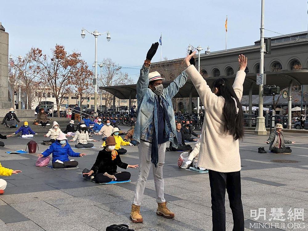 James Richard uči pokrete Falun Dafa vježbi.