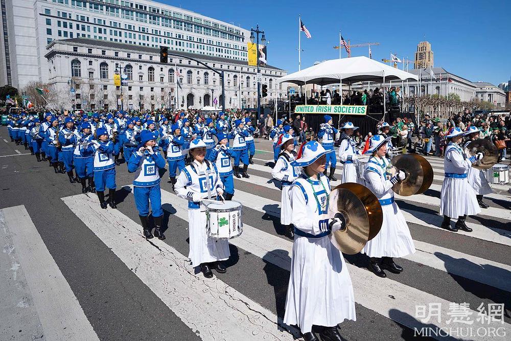 Ispred štanda organizatora nastupa Tian Guo Marching Band
