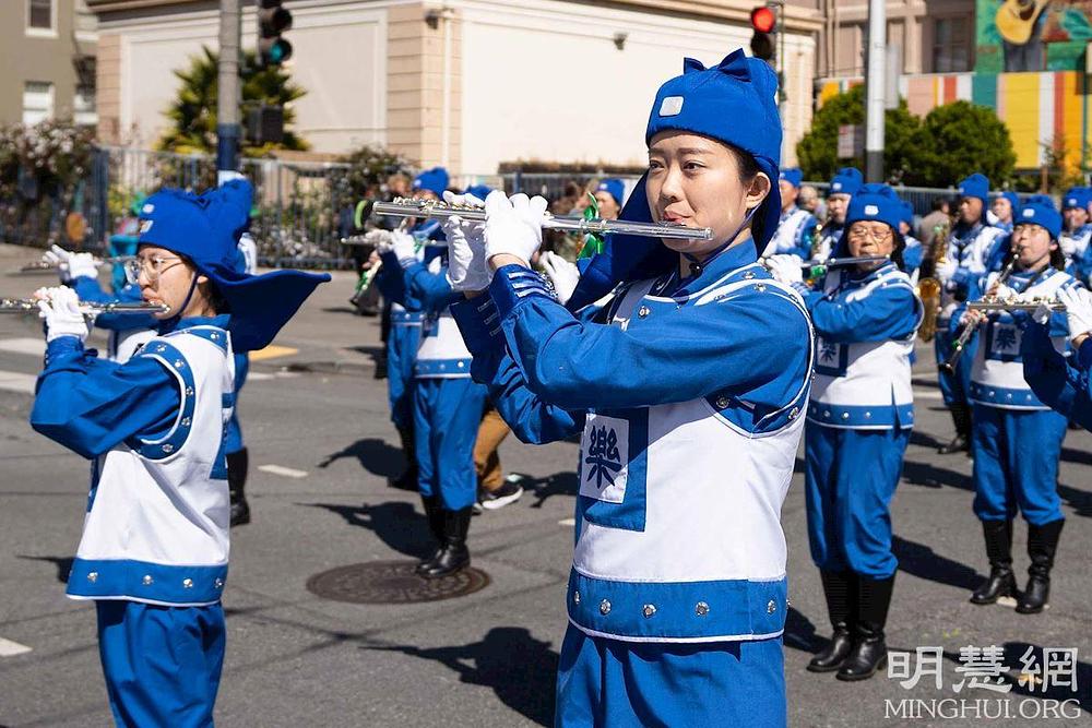 Tian Guo Marching Band sastavljen od Falun Dafa praktikanata