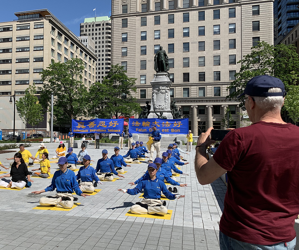 Pogled na miroljubive vježbe praktikanata, potaknuo je prolaznike na fotografiranje.