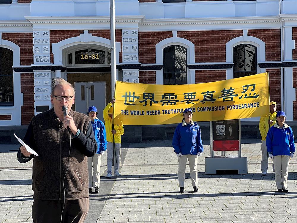  Skupu se obratio i Philip Creed iz Christchurcha.