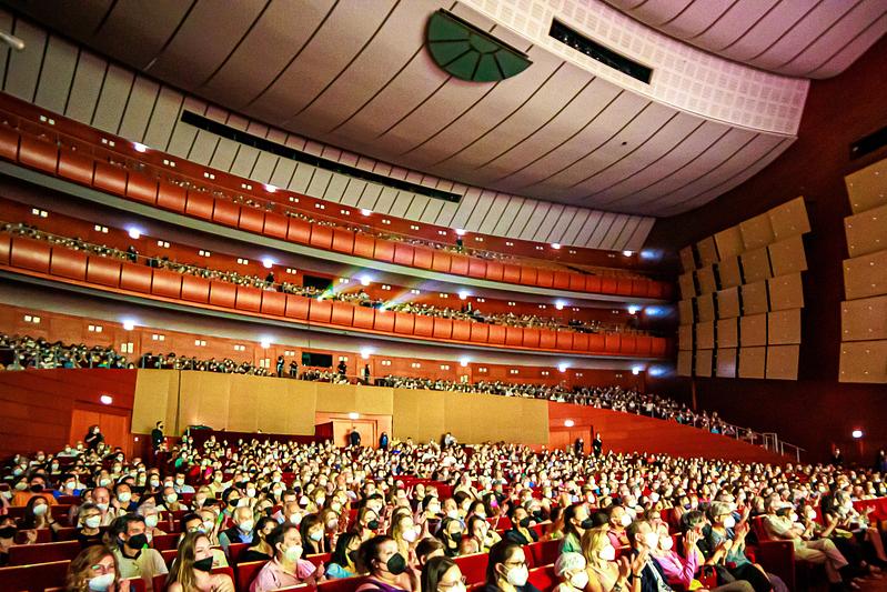  Deseti i posljednji nastup Shen Yun New York Company u prepunoj dvorani Teatro degli Arcimboldi u Milanu, Italija, 12. juna. (The Epoch Times)
 