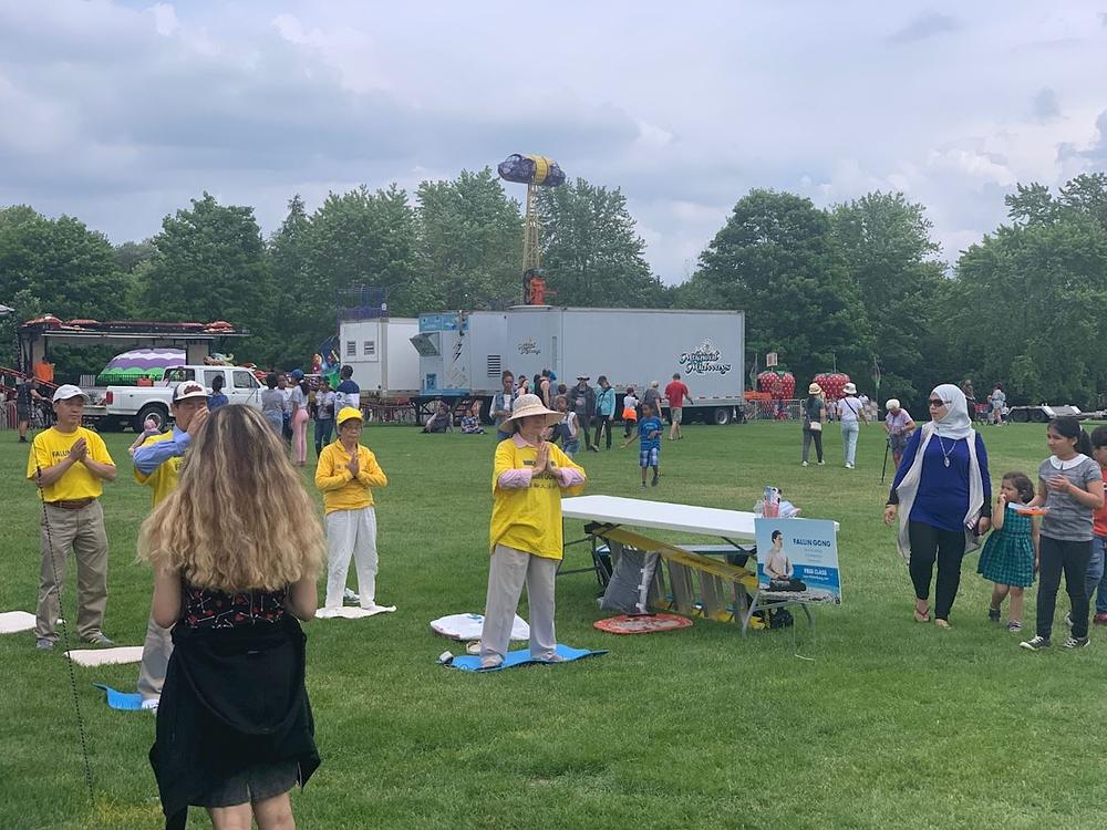 Praktikanti na festivalu demonstriraju vježbe.
