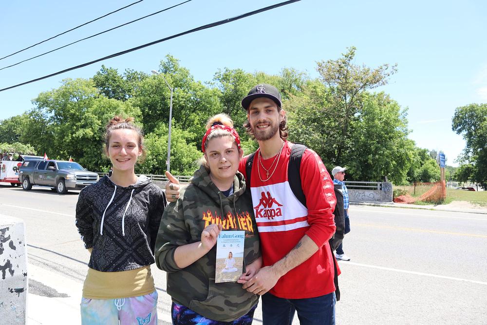 Ricky (desno) vjeruje da principi Falun Dafa mogu koristiti društvu.