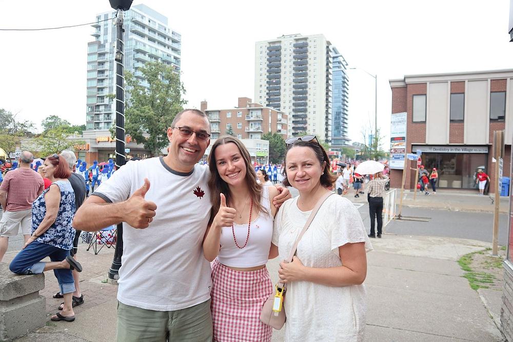 Barbara (druga slijeva), Natasha (treća slijeva) i Ivan (prvi slijeva)