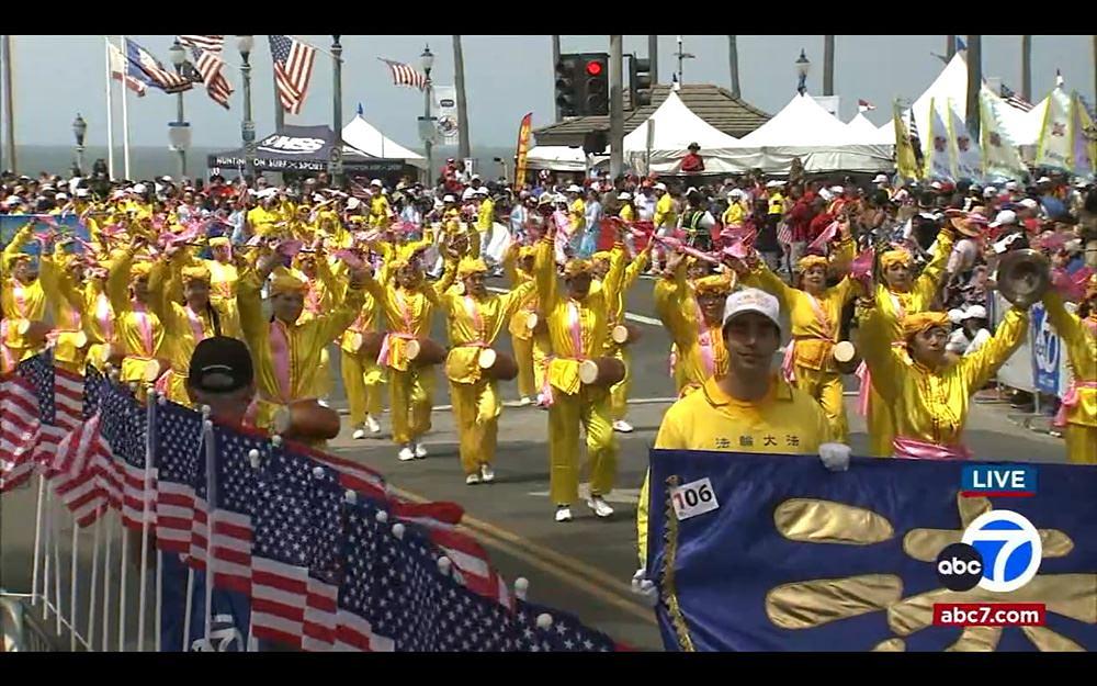 ABC7 je uživo prenosio paradu.