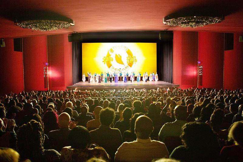 The Shen Yun New York Company u Operi Kennedy Center u Washingtonu, D.C., 15. jula. Ovo je bio drugi put da je ova trupa izvođačkih umjetnosti nastupila ove godine u glavnom gradu SAD, nakon što su u februaru mjesecu izveli osam predstava u Kennedy Centru.
