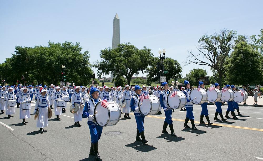Falun Dafa praktikanti sudjeluju u paradi povodom Dana neovisnosti u Washingtonu DC, 4. srpnja 2022.