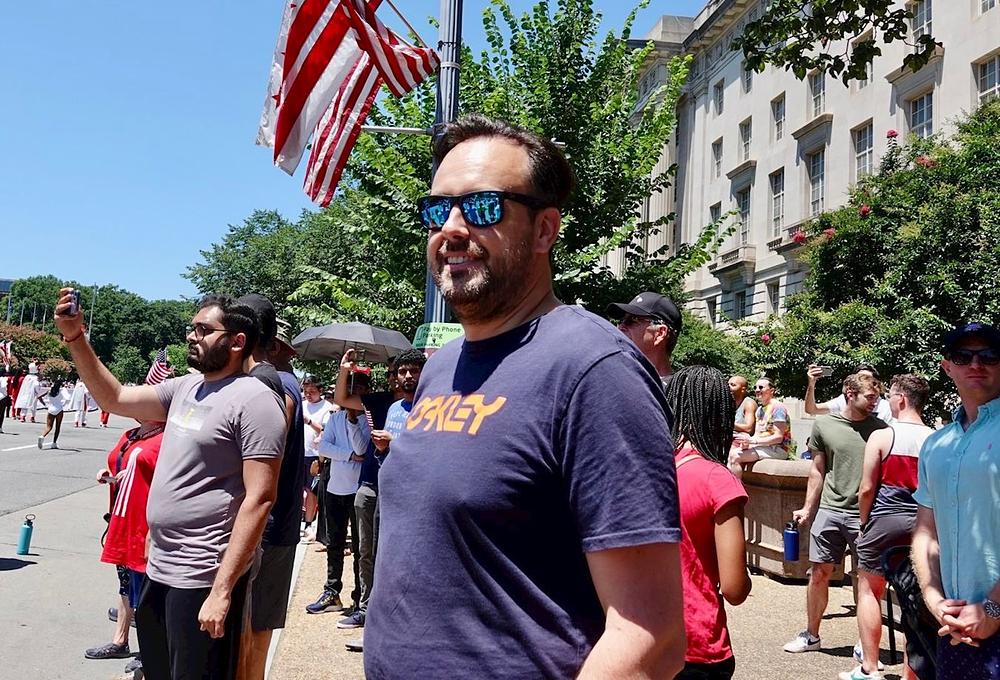 Henry, koji živi u širem području Washingtona DC, promatrao je paradu.