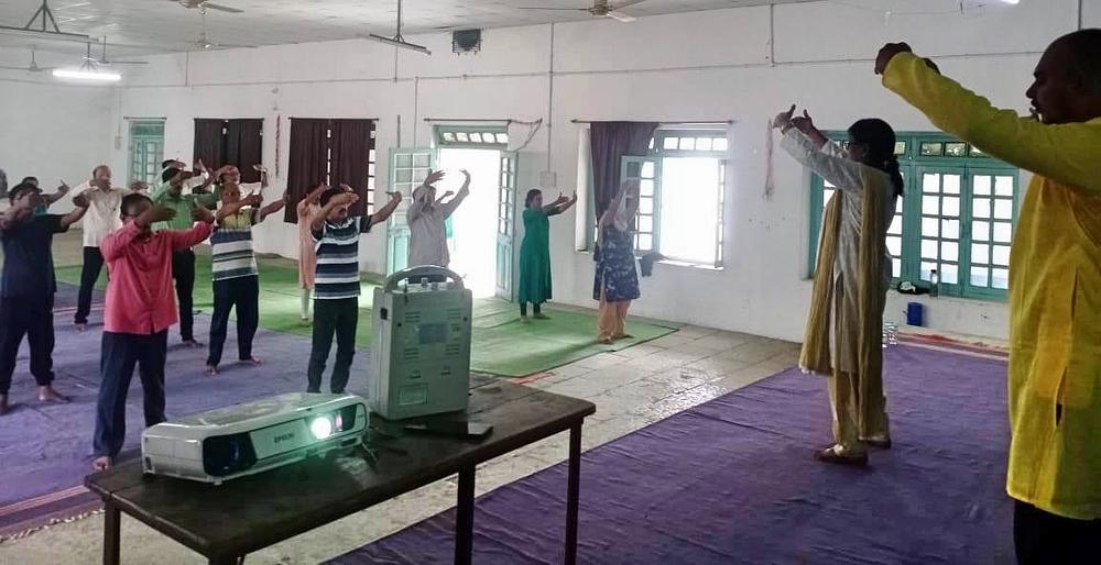 Predavači sa Shrikrushnadas Rural Development Collega izvode drugu Falun Dafa vježbu.