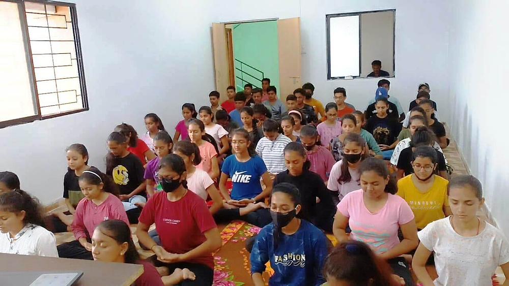Učenici uče petu vježbu, meditaciju.