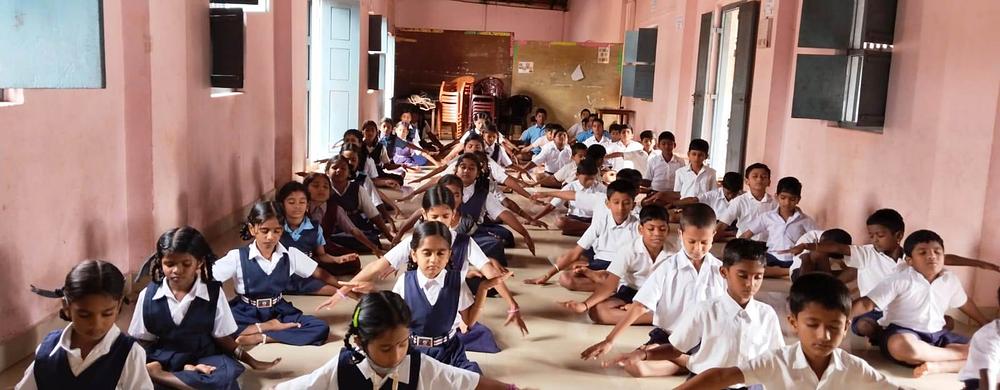 Učenici uče petu vježbu.