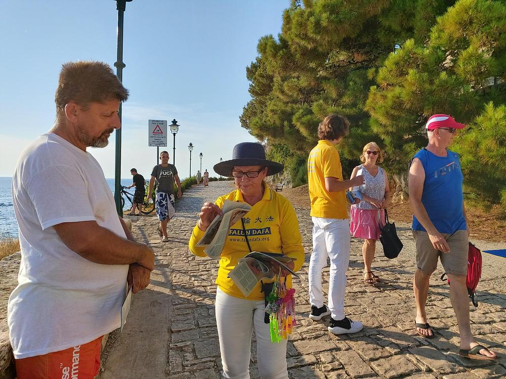 Praktikanti govore ljudima o Falun Dafa i progonu KPK.