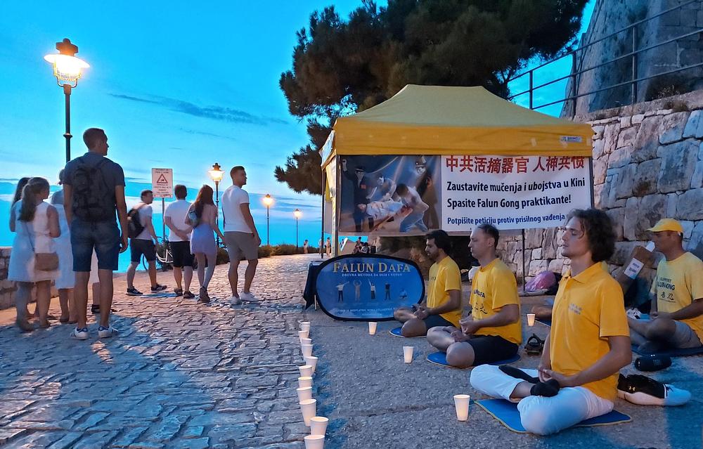 Praktikanti su održali bdijenje uz svijeće u spomen na praktikante koji su umrli od progona