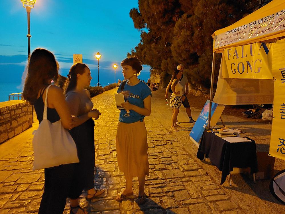 Ljudi uče o Falun Dafa.