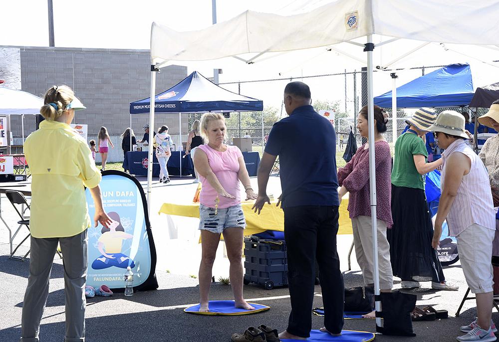 Socorro (druga slijeva) naučila je vježbe u Bridesburg Parku 25. kolovoza 2022. 