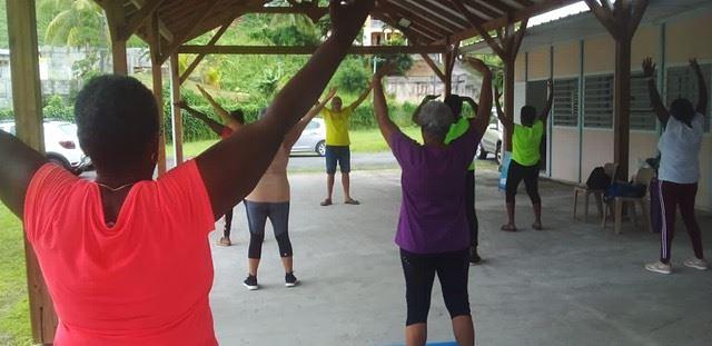 Praktikanti su bili pozvani da podučavaju ljude Falun Dafa vježbama u društvenom centru Capesterre-Belle-Eau 4. novembra 2022. godine.