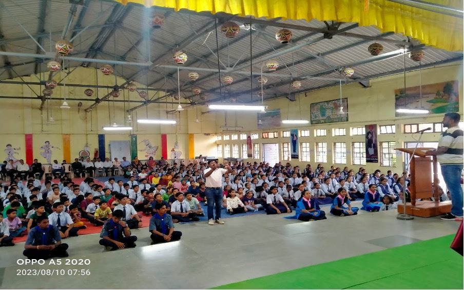 Praktikant objašnjava pokrete vježbi u srednjoj školi Jawahar Navodaya u Wardhi 10. kolovoza. 