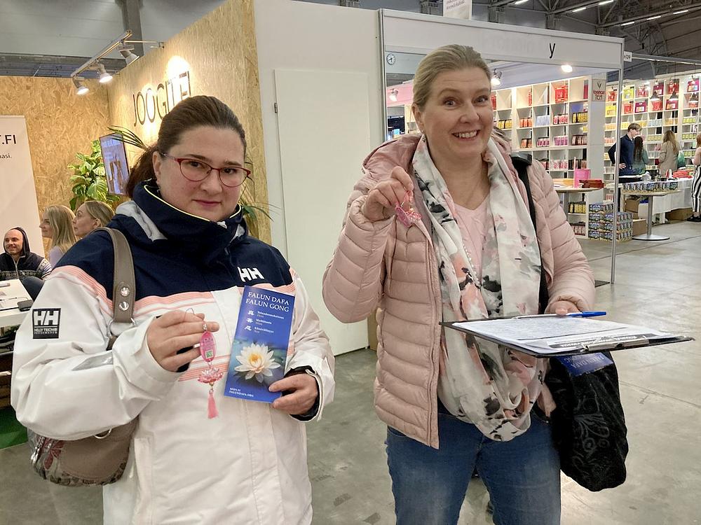 Nakon što su saznali za progon u Kini, ljudi potpisuju peticiju za prekid zločina. 