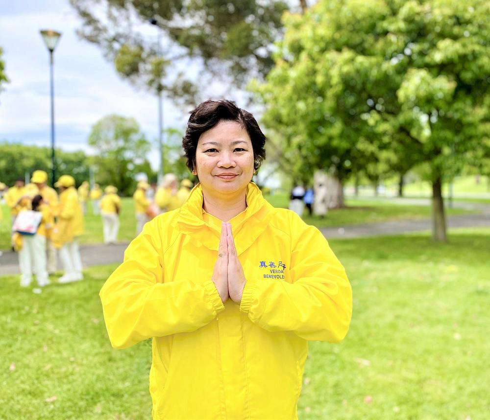 Van Pham, praktikantici iz Zapadne Australije, podaren je novi život zahvaljujući Dafa i želi podijeliti s drugima ljepotu prakticiranja.
 