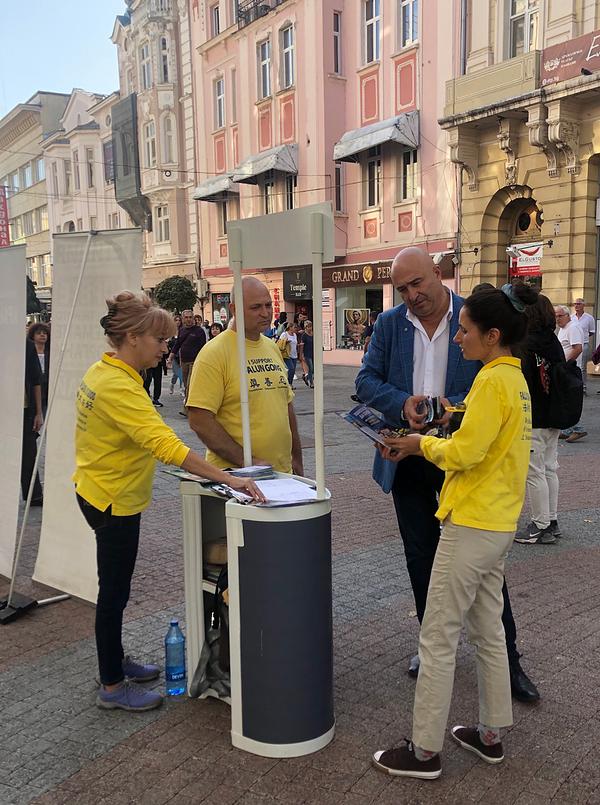 Kandidat za općinskog vijećnika iz BSP-a (drugi s desna), informira se o Falun Dafa i progonu KPK.