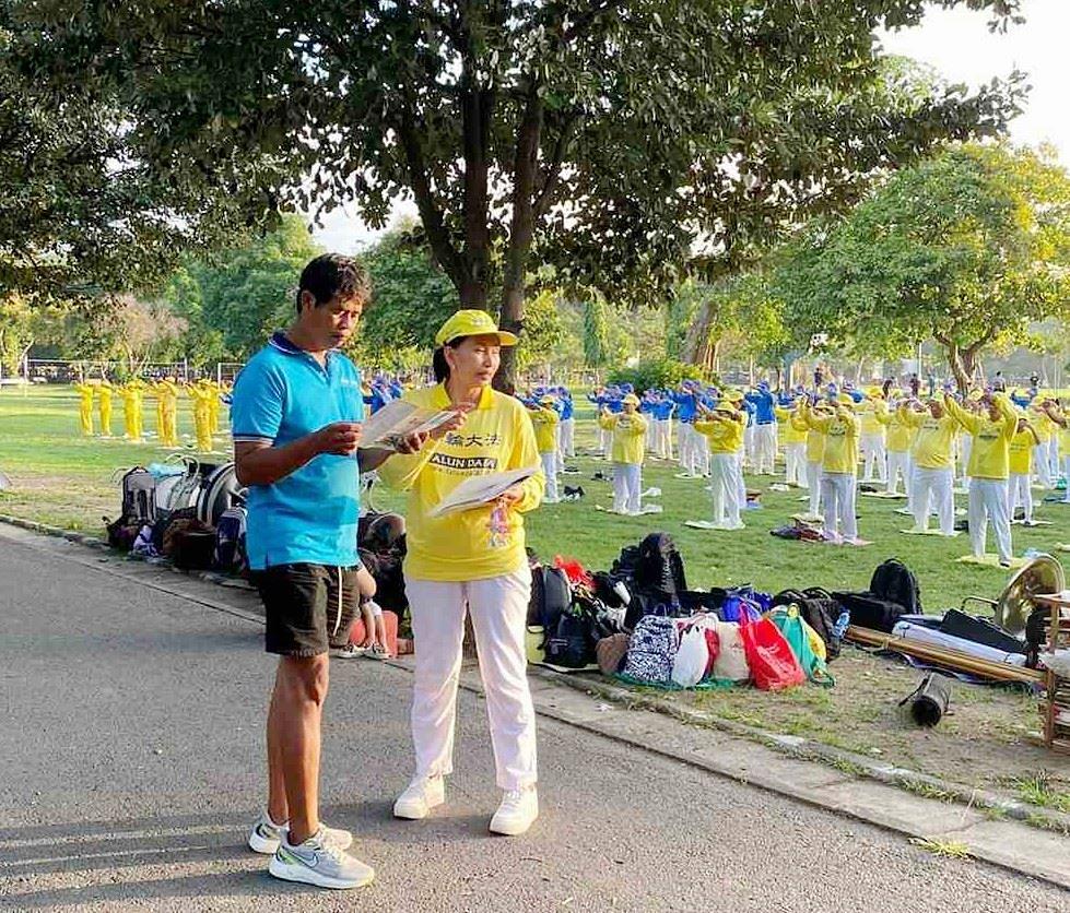 Prolaznik čita letak.