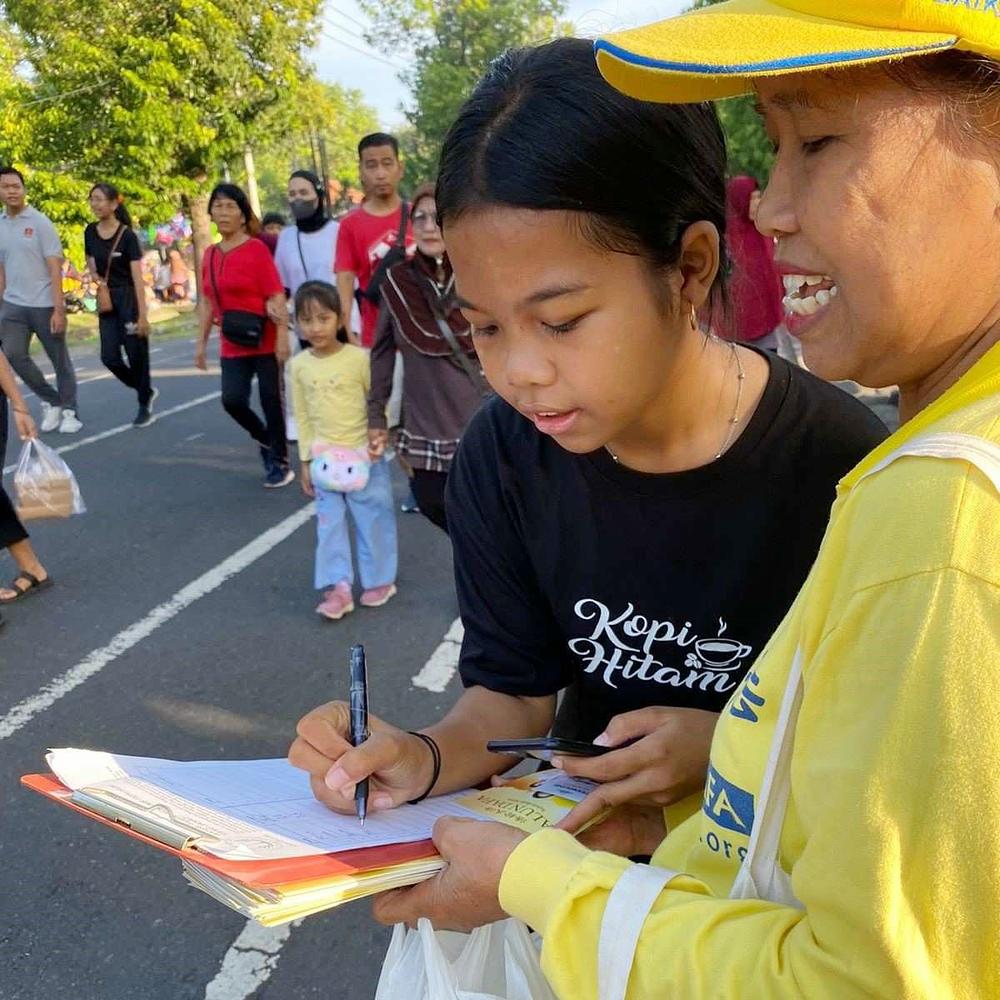 Ljudi potpisuju peticiju kojom pozivaju na zaustavljanje progona.