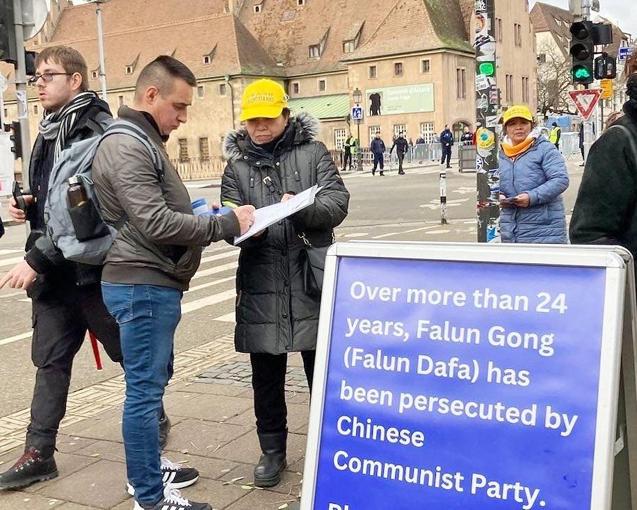 Ljudi su potpisivali peticiju pozivajući na prekid progona i prisilnog uzimanja organa kojeg provodi KPK.