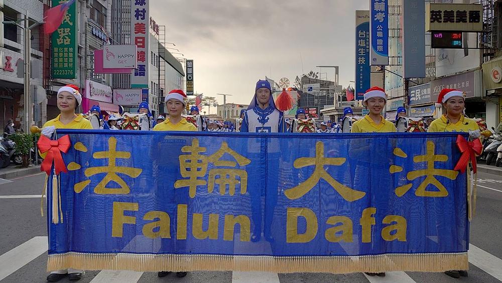 Gosp. Zhong iz Tajpeja (u plavom kostimu), dirigent orkestra.