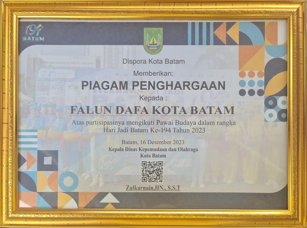 Falun Dafa praktikanti dobijaju nagradu.