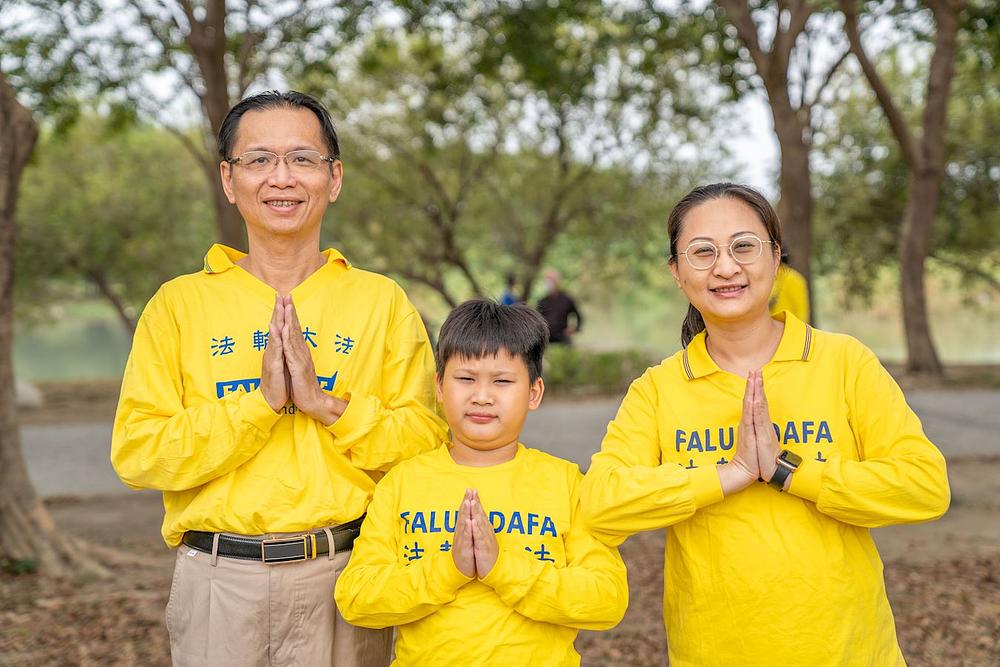  Jejting i njen muž i sin su zahvalni Učitelju i žele mu srećnu Novu godinu.
